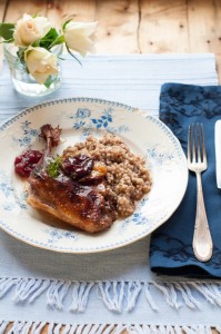 Kacze podudzia pieczone ze śliwkami i sokiem jabłkowym