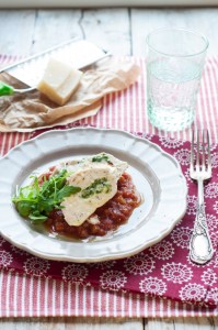 Kurczak faszerowany rukolą na sosie pomidorowym