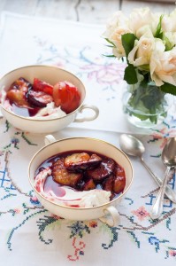 Pieczone śliwki z waniliowym kremem mascarpone