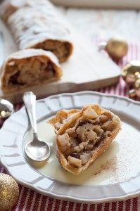 Zimowy deser- apfelstrudel z sosem waniliowym