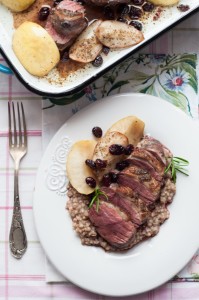 Piersi gęsi z jabłkami i żurawiną