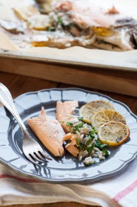 Pstrąg pieczony z szalotką i natką pietruszki