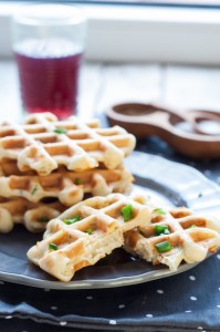 Na imprezę: wytrawne gofry z cheddarem
