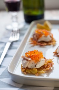 Na imprezę: chrupiące placuszki z pstrągiem i kawiorem