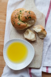 Czosnkowe bułeczki drożdżowe