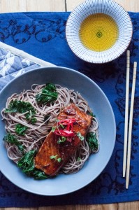 Łosoś teriyaki z makaronem soba