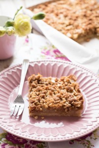 Szarlotka z orzechową kruszonką