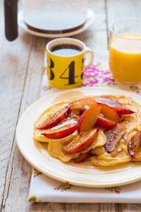 Lekkie placuszki z ricotty, ze śliwkami