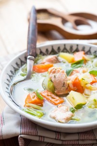 Wiosenna zupa z młodej kapusty z łososiem