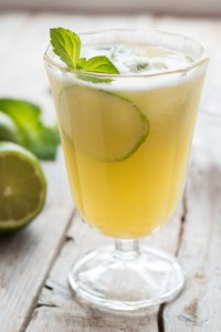 Ananasowy koktajl z wodą kokosową