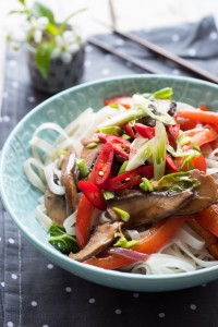 Makaron ryżowy z pieczarkami i liśćmi kalafiora