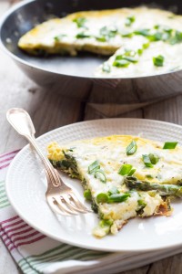 Omlet ze szparagami, dymką i kozim serem