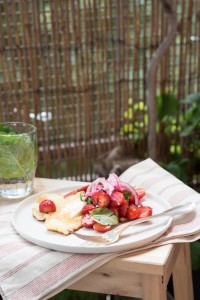 Sałatka z grillowanym serem halloumi, pomidorami i truskawkami