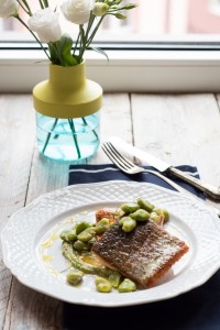 Pstrąg z bobem na sosie z awokado