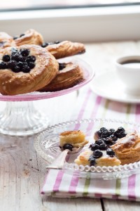 Maślane drożdżówki z jagodami