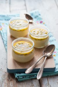 Jogurtowa panna cotta z mango i marakują