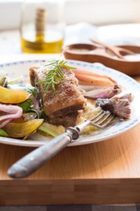 Pieczona jagnięcina z jesienną sałatką śliwkową