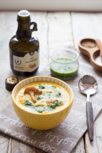 Zupa kurkowa z warzywami i sosem pietruszkowym