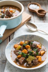 Gulasz wołowy ze słodkimi ziemniakami