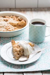 Krucha szarlotka z owsianą kruszonką