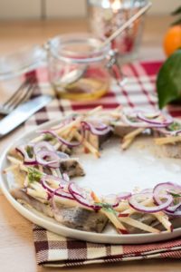 Śledzie z jabłkami i miodowym sosem