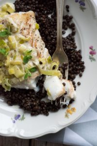 Dorsz w sosie porowym, na soczewicy