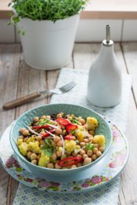 Zimowa sałatka z kalafiora, soczewicy i ciecierzycy