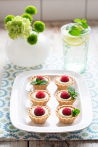 Babeczki z cytrynowym crème pâtissière i herbatą matcha