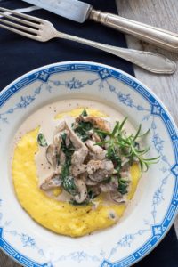 Kremowa polenta z grzybami i szpinakiem