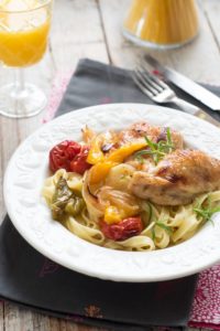 Makaron z pieczonym kurczakiem i warzywami