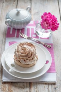 Mini torciki dacquoise - beza ze śmietaną i bakaliami