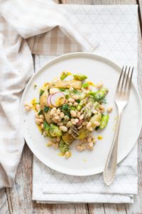 Wiosenna sałatka ziemniaczana ze szparagami