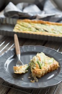 Tarta ze szparagami na cieście francuskim