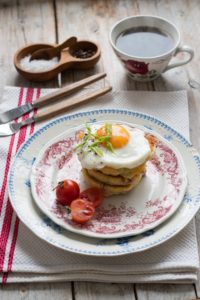 Wytrawne placuszki z sadzonym jajkiem, cheddarem i chorizo