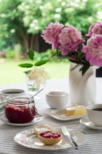 Dżem z truskawek i kwiatu czarnego bzu