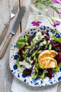 Sałatka z soczewicy, buraków i sera hallumi