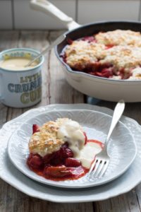 Truskawki z rabarbarem i ciastem jogurtowym - cobbler