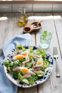 Sałatka z wędzonym pstrągiem i sosem jogurtowym