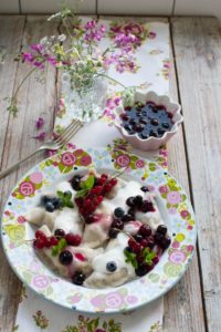 Pierogi z borówkami i twarożkiem (i owocowym sosem)