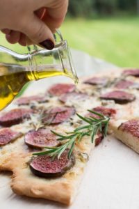 Focaccia z figami i serem pleśniowym