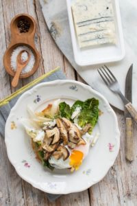 Grzanki z prawdziwkami i sałatą rzymską na ciepło