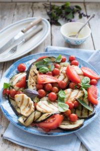 Sałatka z grillowanym bakłażanem i serem halloumi