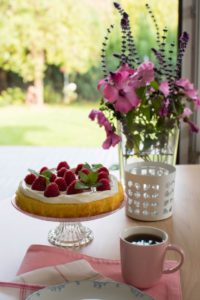 Prosty biszkopt z bitą śmietaną i owocami