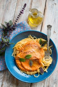 Spaghetti z sosem z pieczonych pomidorów i dyni