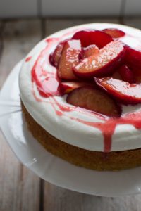 Prosty torcik z kremem jogurtowym i owocami