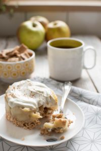 Mini jabłeczniki bez pieczenia na chrupiącym spodzie