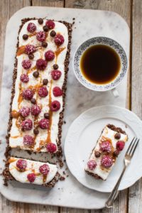 Tarta czekoladowo-kokosowa z bananami (bez pieczenia)