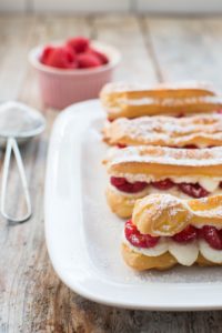 Ptysie z bitą śmietaną i malinami