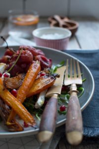 Sałatka z pieczonych marchewek i winogron