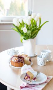 Drożdżówka z malinami i serkiem